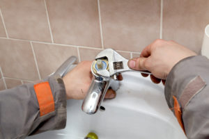 plombier-repare-robinet