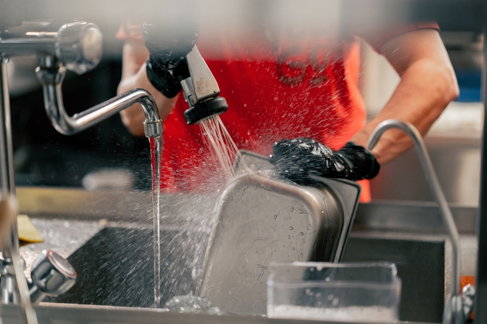 Close-up,Of,A,Woman,Washing,Dirty,Dishes,In,The,Kitchen